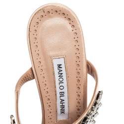 مملوكة مسبقًا صندل مانولو بلانيك لوروم ساتان وردي سلمون مزخرف كريستال مقاس 39