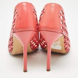 مملوكة مسبقًا Manolo Blahnik Coral Pink Lasercut Leather BB Laserato Pumps Size 37