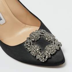 مملوكة مسبقًا حذاء كعب عالي مانولو بلانيك "هانغيسي" ساتان ودانتيل أسود مزخرف كريستال مقاس 40