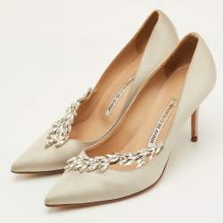 مملوكة مسبقًا Manolo Blahnik Nadira Size 37 Light Grey Satin Crystal Embellished Pumps