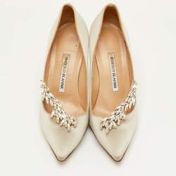 مملوكة مسبقًا Manolo Blahnik Nadira Size 37 Light Grey Satin Crystal Embellished Pumps