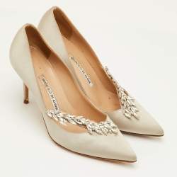 مملوكة مسبقًا Manolo Blahnik Nadira Size 37 Light Grey Satin Crystal Embellished Pumps