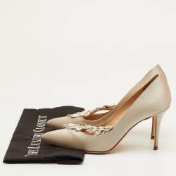مملوكة مسبقًا Manolo Blahnik Nadira Size 37 Light Grey Satin Crystal Embellished Pumps