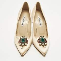 مملوكة مسبقًا Manolo Blahnik Size 40.5 Beige Satin Pearl Embellished Pumps