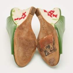 مملوكة مسبقًا صندل مانولو بلانيك جلد لامع أخضر بكعب عريض مقاس 36.5