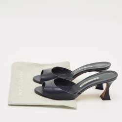 مملوكة مسبقًا Manolo Blahnik Jadarona Size 39 Navy Blue Leather Mules