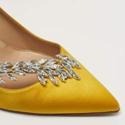 مملوكة مسبقًا Manolo Blahnik Nadira Size 38.5 Yellow Satin Jewel Embellished Pointed Toe Pumps
