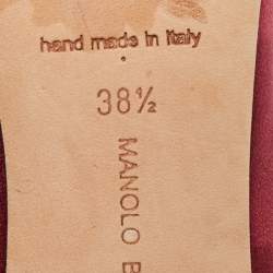 مملوكة مسبقًا حذاء كعب عالي مانولو بلانيك بورلاك ساتان برغندي مزخرف بالكريستال مقدمة مدببة مقاس 38.5