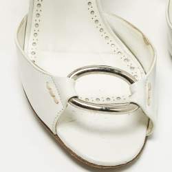 مملوكة مسبقًا صندل مانويلو بلانيك جلد أبيض بسيور وحزام كاحل مقاس 39