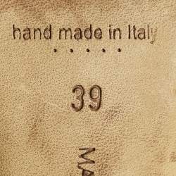 مملوكة مسبقًا صندل مانويلو بلانيك جلد أبيض بسيور وحزام كاحل مقاس 39