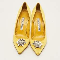 Pre Owned Manolo Blahnik Mamey Size 37.5 Yellow Satin Pointed Teo Pumps