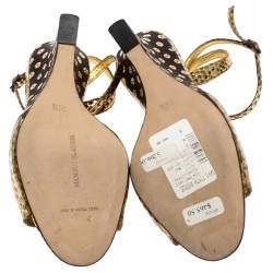 مملوكة مسبقًا صندل مانولو بلانيك بكعب روكي و بسير كاحل جلد ثعبان بارز ذهبي مقاس 39.5