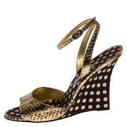 مملوكة مسبقًا صندل مانولو بلانيك بكعب روكي و بسير كاحل جلد ثعبان بارز ذهبي مقاس 39.5
