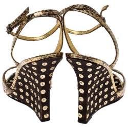 مملوكة مسبقًا صندل مانولو بلانيك بكعب روكي و بسير كاحل جلد ثعبان بارز ذهبي مقاس 39.5