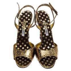 مملوكة مسبقًا صندل مانولو بلانيك بكعب روكي و بسير كاحل جلد ثعبان بارز ذهبي مقاس 39.5