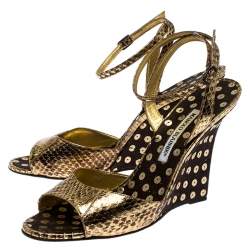 مملوكة مسبقًا صندل مانولو بلانيك بكعب روكي و بسير كاحل جلد ثعبان بارز ذهبي مقاس 39.5