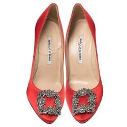 Pre Owned حذاء كعب عالي مانولو بلانيك مقدمة مدببة مزخرف كريستال هانغيسي ساتان أحمر مقاس 38