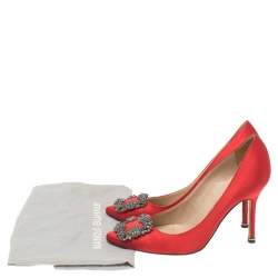 Pre Owned حذاء كعب عالي مانولو بلانيك مقدمة مدببة مزخرف كريستال هانغيسي ساتان أحمر مقاس 38