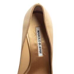 مملوكة مسبقًا حذاء كعب عالى مانولو بلانيك مقدمة مدببة ماتيك ساتان بيج مقاس 37