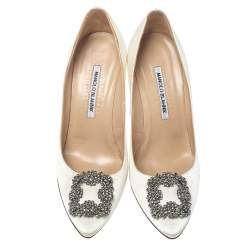 مملوكة مسبقًا Manolo Blahnik White Satin Hangisi Pumps Size 39.5
