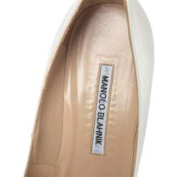 مملوكة مسبقًا Manolo Blahnik White Satin Hangisi Pumps Size 39.5