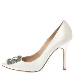 مملوكة مسبقًا Manolo Blahnik White Satin Hangisi Pumps Size 39.5