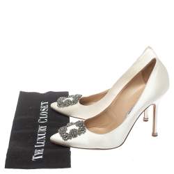 مملوكة مسبقًا Manolo Blahnik White Satin Hangisi Pumps Size 39.5