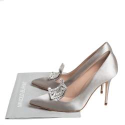 مملوكة مسبقًا حذاء كعب عالى مانولو بلانيك مزخرف بورلاك ساتان رمادى مقاس 37.5