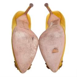 مملوكة مسبقًا حذاء كعب عالى مانولو بلانيك هانغيسى ساتان أصفر مقاس 35