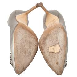 Pre Owned حذاء كعب عالى مانولو بلانيك مزخرف كريستال هانغيسي ساتان رمادي مقاس 36