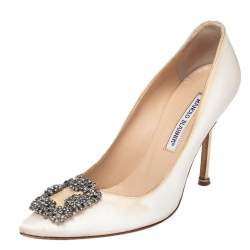 مملوكة مسبقًا Manolo Blahnik White Satin Hangisi Embellished Pumps Size 39