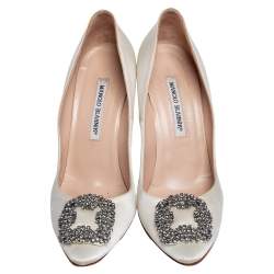 مملوكة مسبقًا Manolo Blahnik Off White Satin Hangisi Pumps Size 39