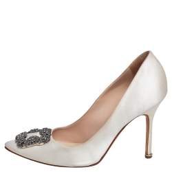 مملوكة مسبقًا Manolo Blahnik Off White Satin Hangisi Pumps Size 39