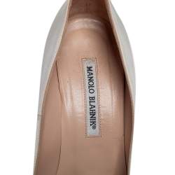 مملوكة مسبقًا Manolo Blahnik Off White Satin Hangisi Pumps Size 39