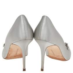 مملوكة مسبقًا حذاء كعب عالي مانولو بلانيك مقدمة مدببة جوهر ناديرا ساتان رصاصي مقاس 39