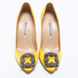 مملوكة مسبقًا حذاء كعب عالي مانولو بلانيك هانغيسي ساتان أصفر مزخرف كريستال مقاس 35.5