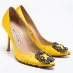 مملوكة مسبقًا حذاء كعب عالي مانولو بلانيك هانغيسي ساتان أصفر مزخرف كريستال مقاس 35.5