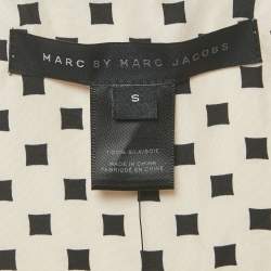 مملوكة مسبقًا توب مارك باي مارك جاكوبس حرير مطبوع بلا أكمام شاحب صغير