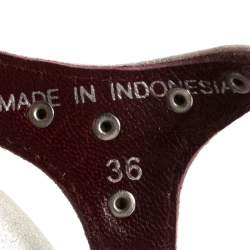 Pre Owned صندل مارك باي مارك جاكوبس فلات سير كاحل مرصع جينا جلد فضي ميتالك مقاس 36