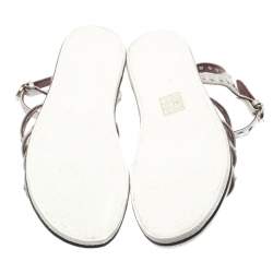 Pre Owned صندل مارك باي مارك جاكوبس فلات سير كاحل مرصع جينا جلد فضي ميتالك مقاس 36