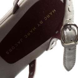 Pre Owned صندل مارك باي مارك جاكوبس فلات سير كاحل مرصع جينا جلد فضي ميتالك مقاس 36