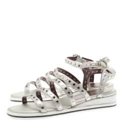 Pre Owned صندل مارك باي مارك جاكوبس فلات سير كاحل مرصع جينا جلد فضي ميتالك مقاس 36