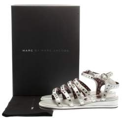 Pre Owned صندل مارك باي مارك جاكوبس فلات سير كاحل مرصع جينا جلد فضي ميتالك مقاس 36