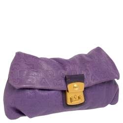 مملوكة مسبقًا حقيبة كلتش مارك باي مارك جاكوبس ليندا جلد نقشة حروف دريمي وشعار الماركة بنفسجي