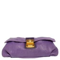 مملوكة مسبقًا حقيبة كلتش مارك باي مارك جاكوبس ليندا جلد نقشة حروف دريمي وشعار الماركة بنفسجي