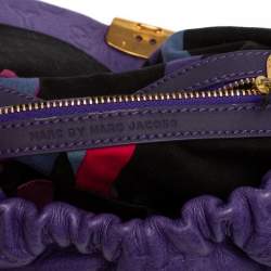 مملوكة مسبقًا حقيبة كلتش مارك باي مارك جاكوبس ليندا جلد نقشة حروف دريمي وشعار الماركة بنفسجي