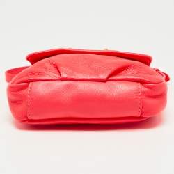 مملوكة مسبقًا حقيبة كروس مارك باي مارك جاكوبس كلاسيك كيو كارلي جلد أحمر نيون