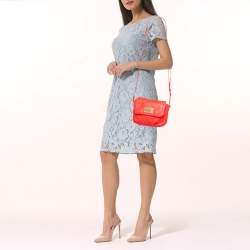 مملوكة مسبقًا حقيبة كروس مارك باي مارك جاكوبس كلاسيك كيو كارلي جلد أحمر نيون