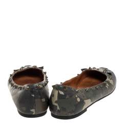 مملوكة مسبقًا حذاء باليرينا فلات مارك باي مارك جاكوبس "موس" حافة مرصعة سبايك جلد كامو متعدد الألوان مقاس 37