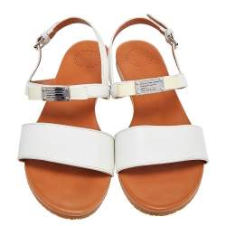 مملوكة مسبقًا صندل مارك باي مارك جاكوبس فتحة كعب فلات فيونكة جلد أبيض مقاس 39.5